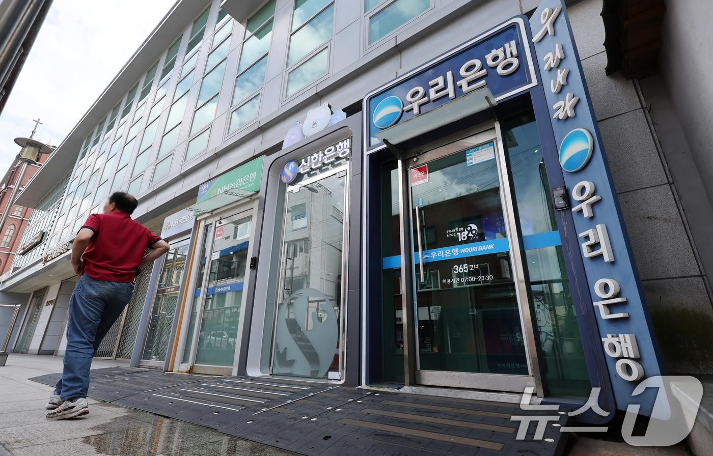 본문 이미지 - 2일 오후 서울 시내의 한 시중은행 ATM 앞으로 시민이 이동하고 있다.  2026.9.2 ⓒ 뉴스1 박지혜 기자