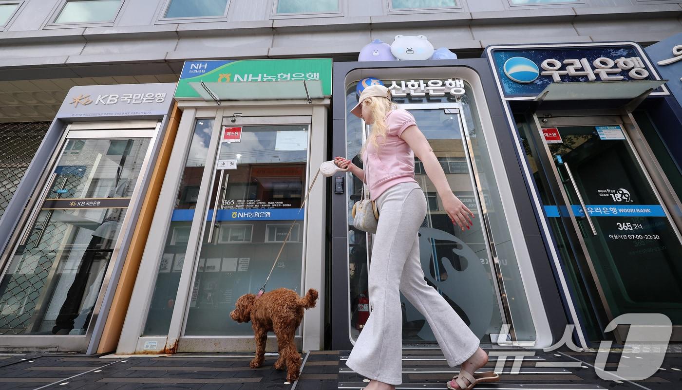 본문 이미지 -  서울 시내의 한 시중은행 ATM 앞으로 시민이 이동하고 있다.  2026.9.2 ⓒ 뉴스1 박지혜 기자