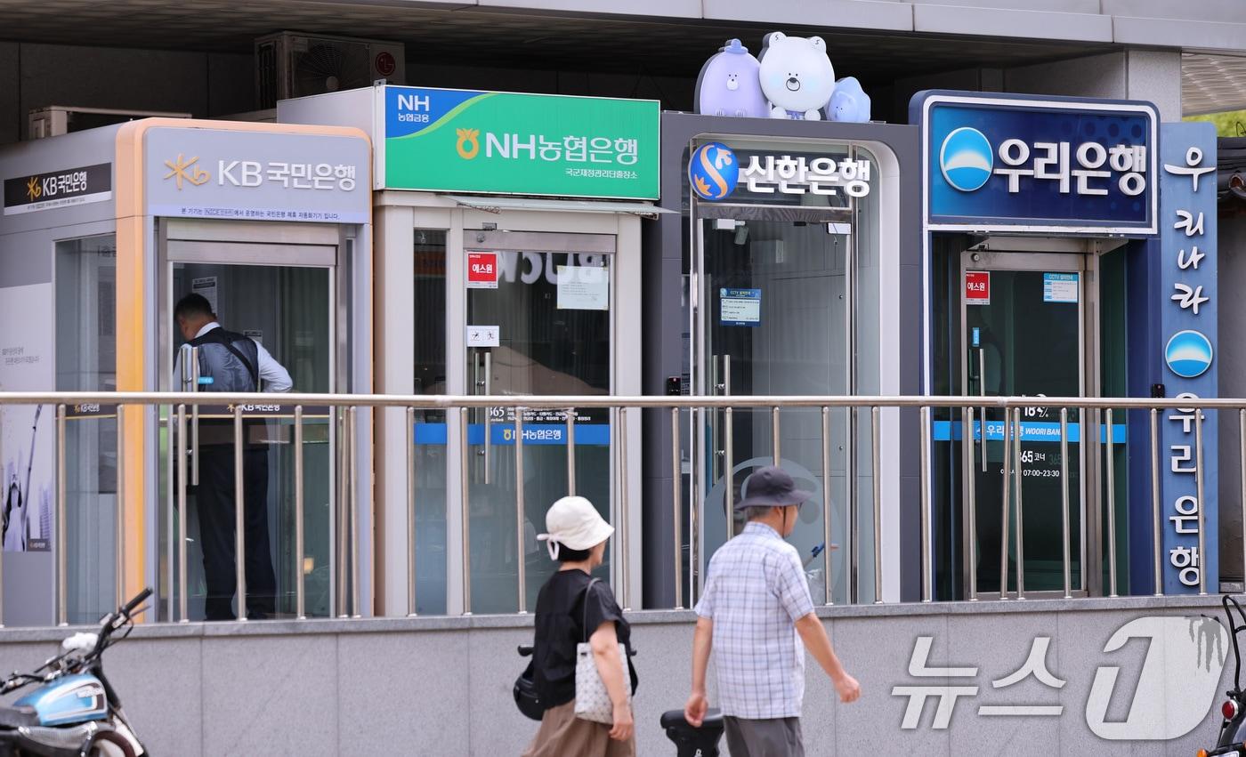 본문 이미지 -  서울 시내의 한 시중은행 ATM 앞으로 시민이 이동하고 있다. 2026.9.2 ⓒ 뉴스1 박지혜 기자