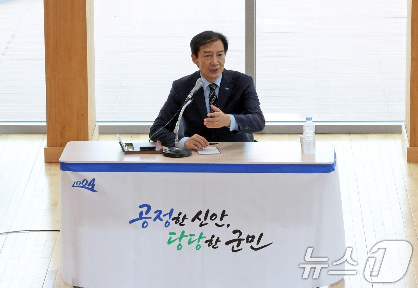본문 이미지 - 조국 혁신정책연구원장이 2일 오후 전남광주 신안군 압해읍 보훈회관에서 열린 '2026 신안군 명사 초청 특강'에서 '호남정치의 미래'를 주제로 강연하고 있다. 2026.9.2 ⓒ 뉴스1 박지현 기자