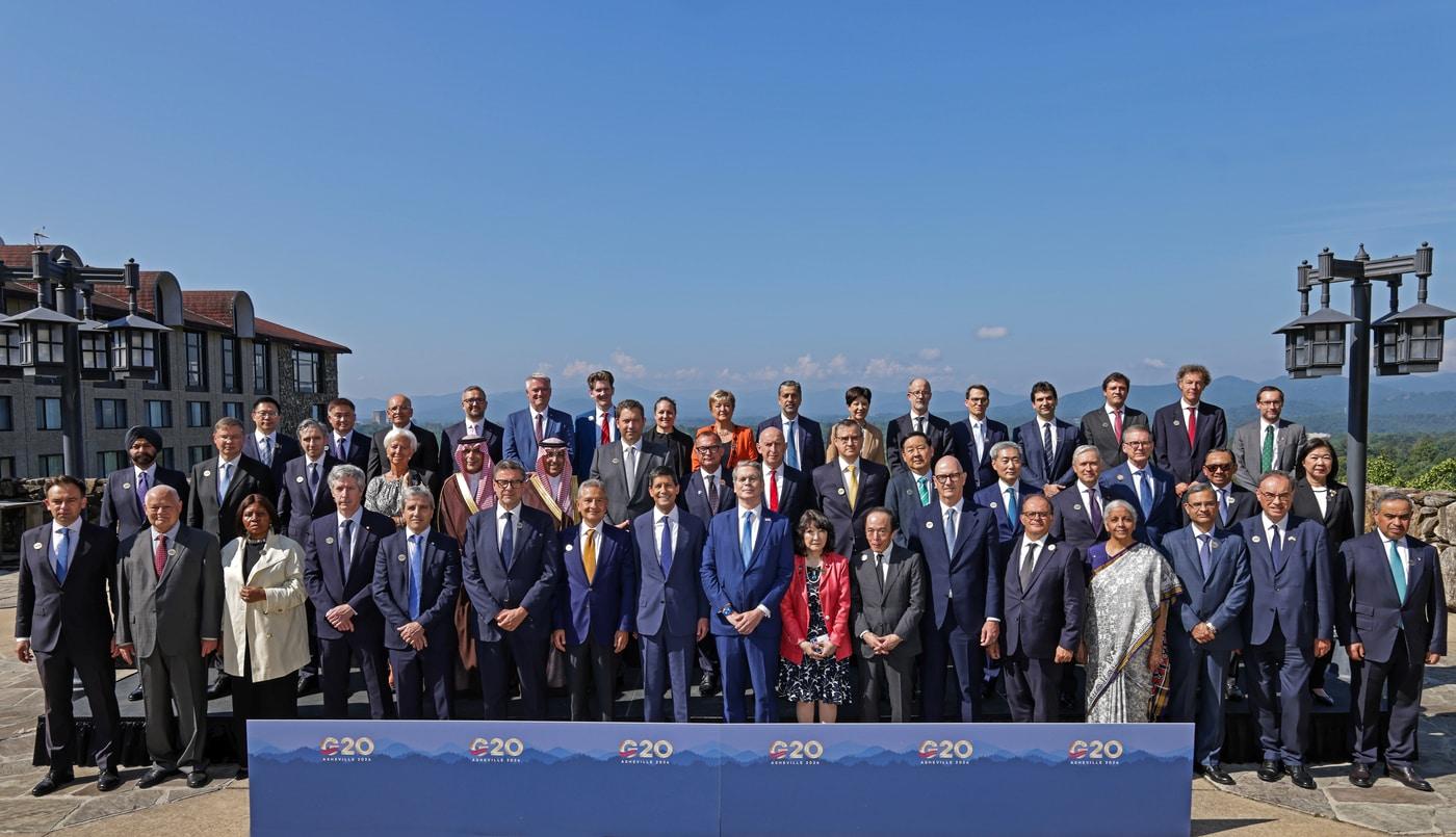 본문 이미지 - 주요 20개국(G20) 재무장관 중앙은행 총재 회의 참석차 미국 노스캐롤라이나주 애슈빌을 방문 중인 구윤철 부총리 겸 재정경제부 장관이 8월 31일(현지시간) 신현송 한국은행 총재와 함께 기념사진을 찍고 있다.(재정경제부 제공)