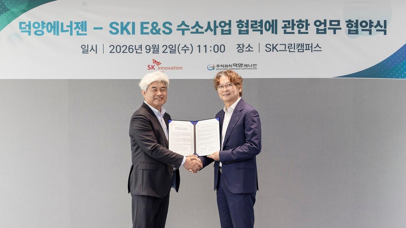 본문 이미지 - 2일 서울 종로구 SK그린캠퍼스에서 김기철 덕양에너젠 대표이사와 전영준 SK이노베이션 E&S 신에너지사업본부장이 '기체수소 공급 및 수소충전소 사업 협력을 위한 업무협약'을 체결하고 기념촬영을 하고 있다. 2026.9.2 (SK이노베이션 제공)