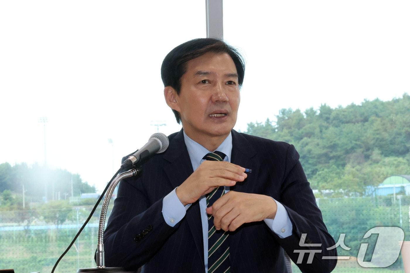 본문 이미지 - 조국 혁신정책연구원장이 2일 오후 전남광주 신안군 압해읍 보훈회관에서 열린 '2026 신안군 명사 초청 특강'에서 '호남정치의 미래'를 주제로 강연하고 있다. 2026.9.2 ⓒ 뉴스1 박지현 기자