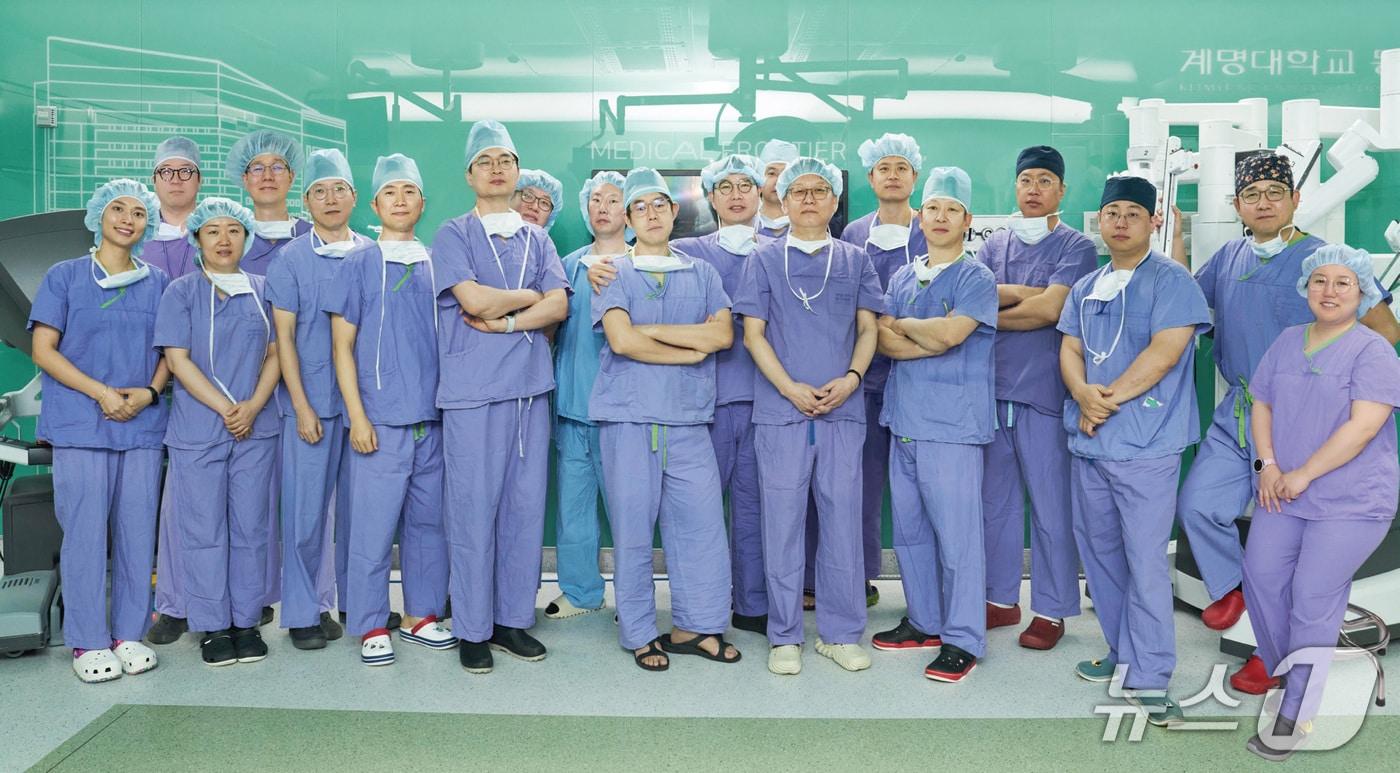 본문 이미지 - 계명대 동산병원 로봇수술센터가 비수도권 의료기관 가운데 처음으로 누적 로봇수술 1만례를 달성했다. 사진은 로봇수술센터 의료진. (계명대 동산병원 제공. 재판매 및 DB 금지)/뉴스1