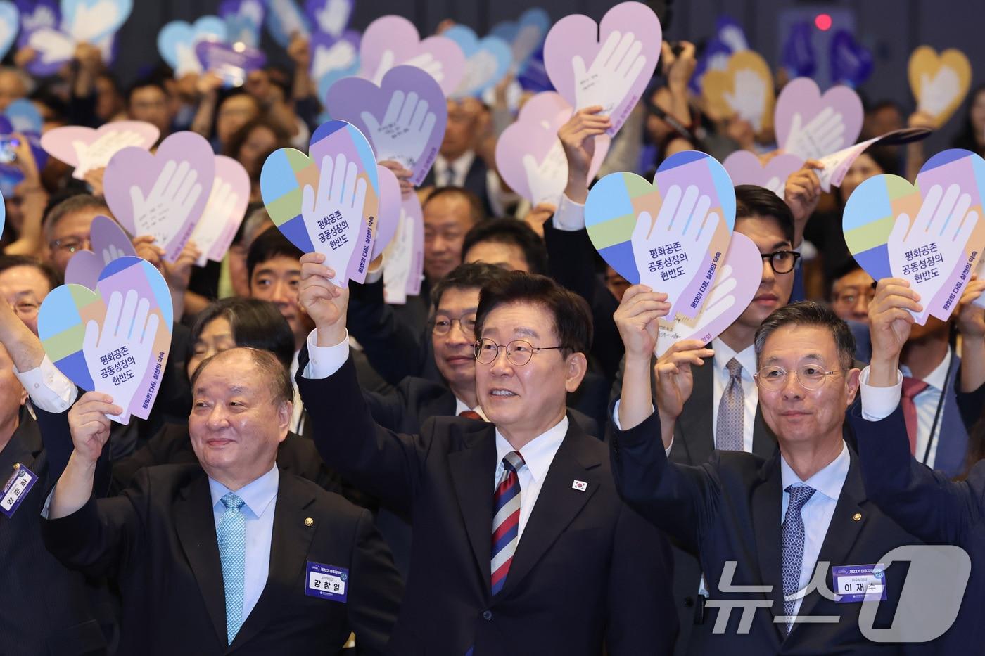 본문 이미지 - 이재명 대통령이 2일 인천 중구 인스파이어 리조트에서 열린 제22기 민주평통 미주지역회의 평화공존 정책 대화에서 참석자들과 '평화의 다짐, 실천의 약속' 퍼포먼스를 하고 있다. 2026.9.2 ⓒ 뉴스1 이재명 기자