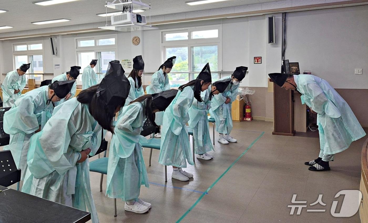 본문 이미지 - 괴산 문광초등학교 학생들이 유복을 입고 교육에 참여하고 있다.(괴산증평교육지원청 제공. 재판매 및 DB금지)/뉴스1