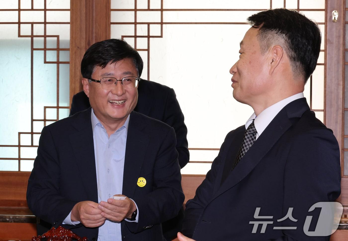 본문 이미지 - 김성환 기후환경에너지부 장관이 서울 종로구 정부서울청사에서 열린 해상풍력발전위원회 회의에 앞서 참석자들과 인사를 나누고 있다. 2026.9.2 ⓒ 뉴스1 이종덕 기자