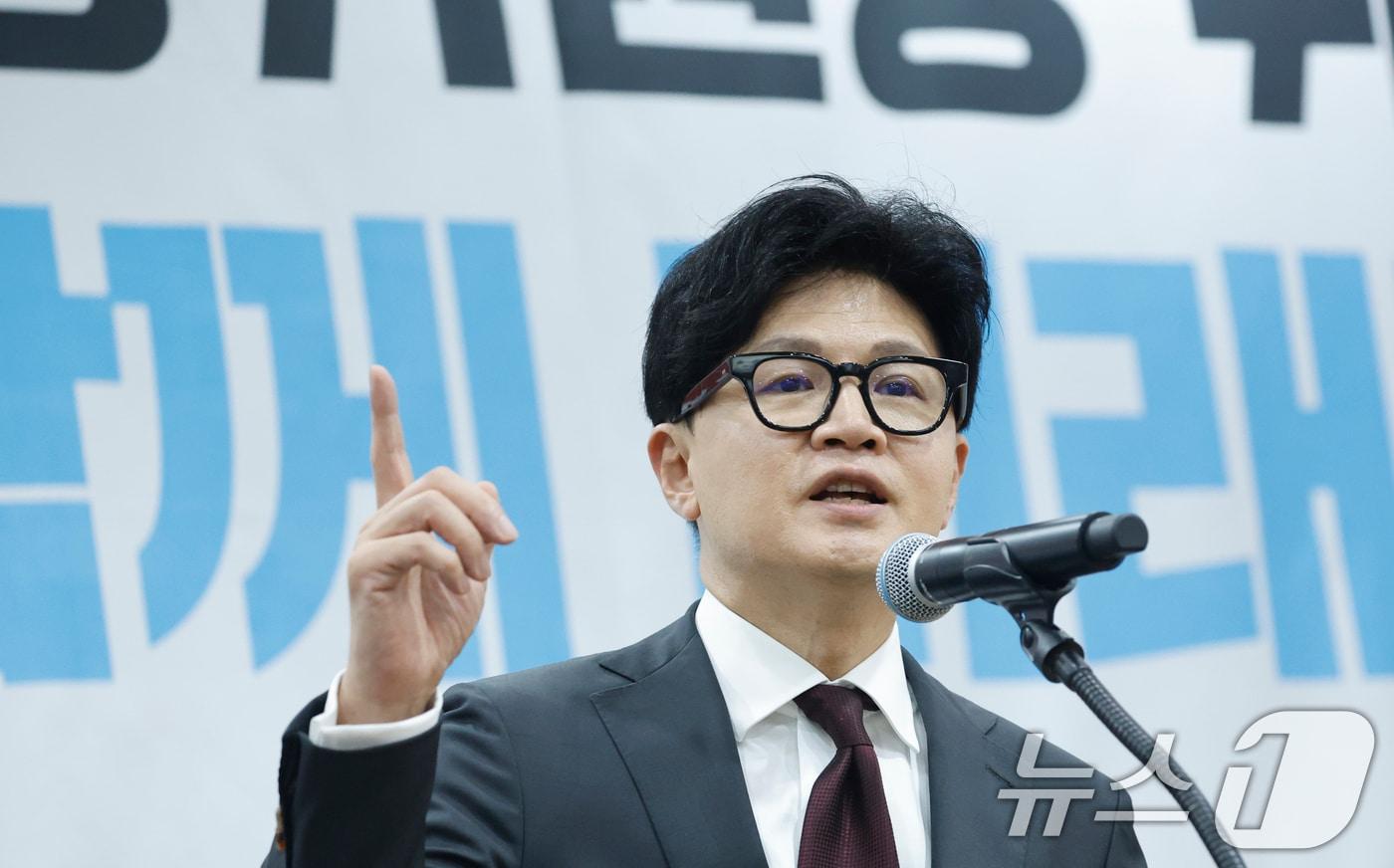 본문 이미지 - 한동훈 무소속 의원이 2일 전남광주통합특별시 서구 홀리데이인 호텔에서 열린 김화진 국민의힘 전남광주통합특별시당 위원장 취임식에 참석해 축사를 하고 있다. 2026.9.2 ⓒ 뉴스1 김태성 기자