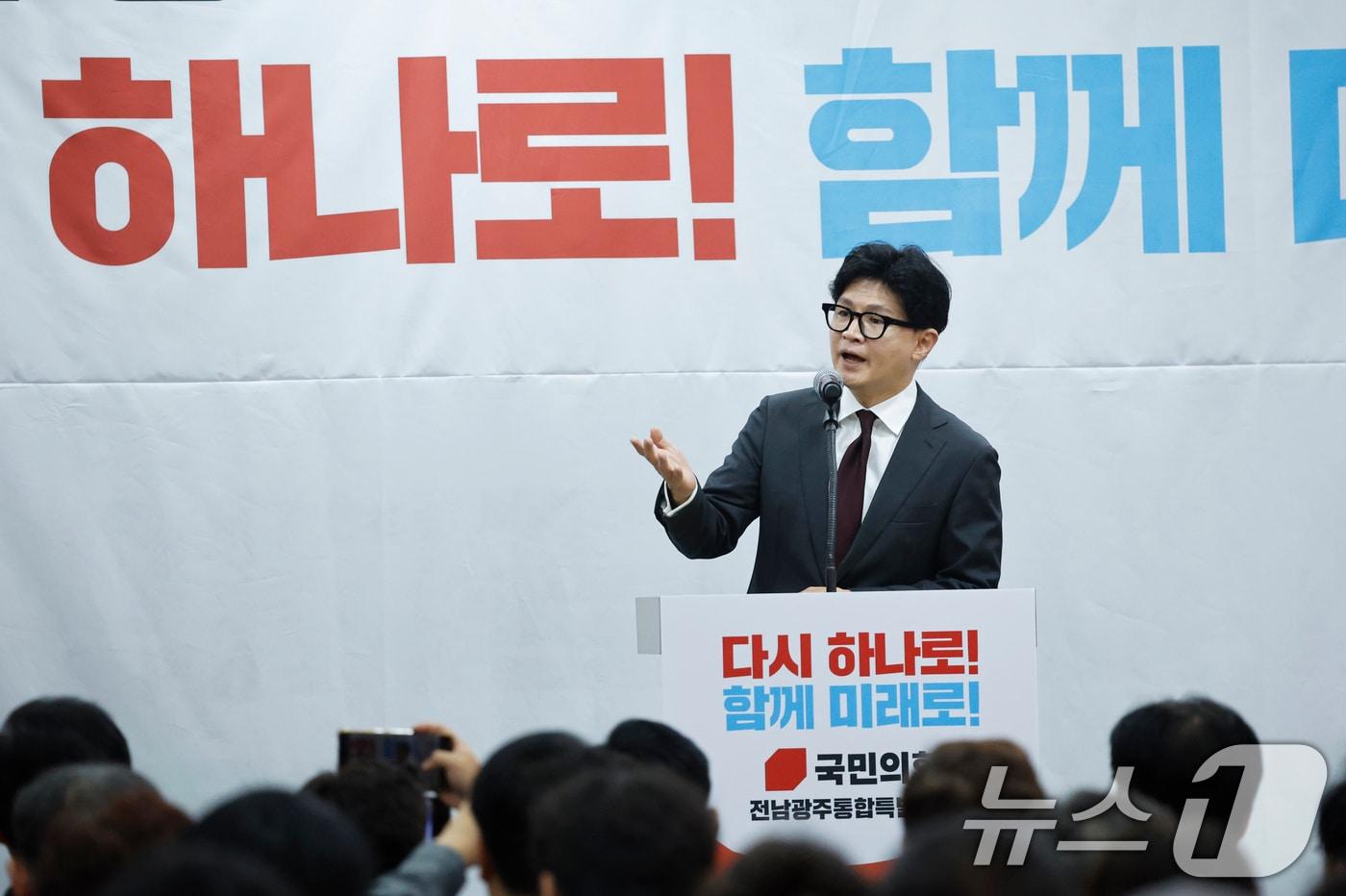 본문 이미지 - 한동훈 무소속 의원이 2일 전남광주통합특별시 서구 홀리데이인 호텔에서 열린 김화진 국민의힘 전남광주통합특별시당 위원장 취임식에 참석해 축사를 하고 있다. 2026.9.2 ⓒ 뉴스1 김태성 기자
