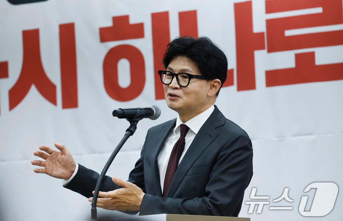 본문 이미지 - 한동훈 무소속 의원이 2일 전남광주통합특별시 서구 홀리데이인 호텔에서 열린 김화진 국민의힘 전남광주통합특별시당 위원장 취임식에 참석해 축사를 하고 있다. 2026.9.2 ⓒ 뉴스1 김태성 기자