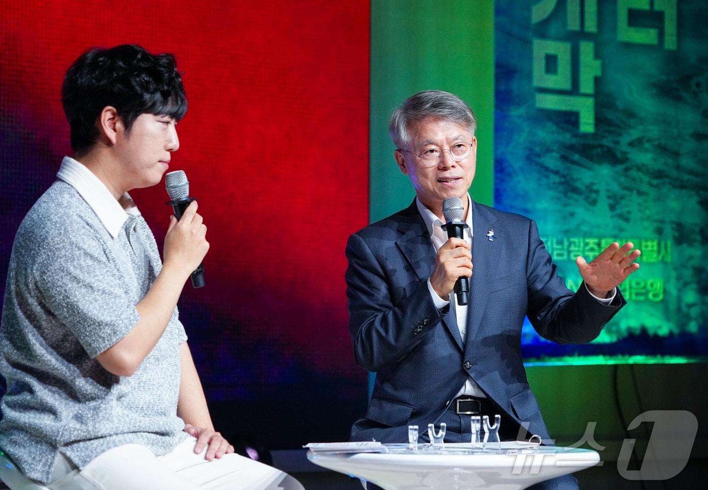 본문 이미지 - 민형배 전남광주통합특별시장이 2일 오전 북구 전남대학교에서 열린 '호남권 반도체 클러스터 붐업 토크콘서트'에 참석해 과학 유튜버 궤도와 '반도체 클러스터 조성 필요성과 미래산업 육성방향'을 공유하고 있다.(전남광주통합특별시 제공. 재판매 및 DB금지) 
