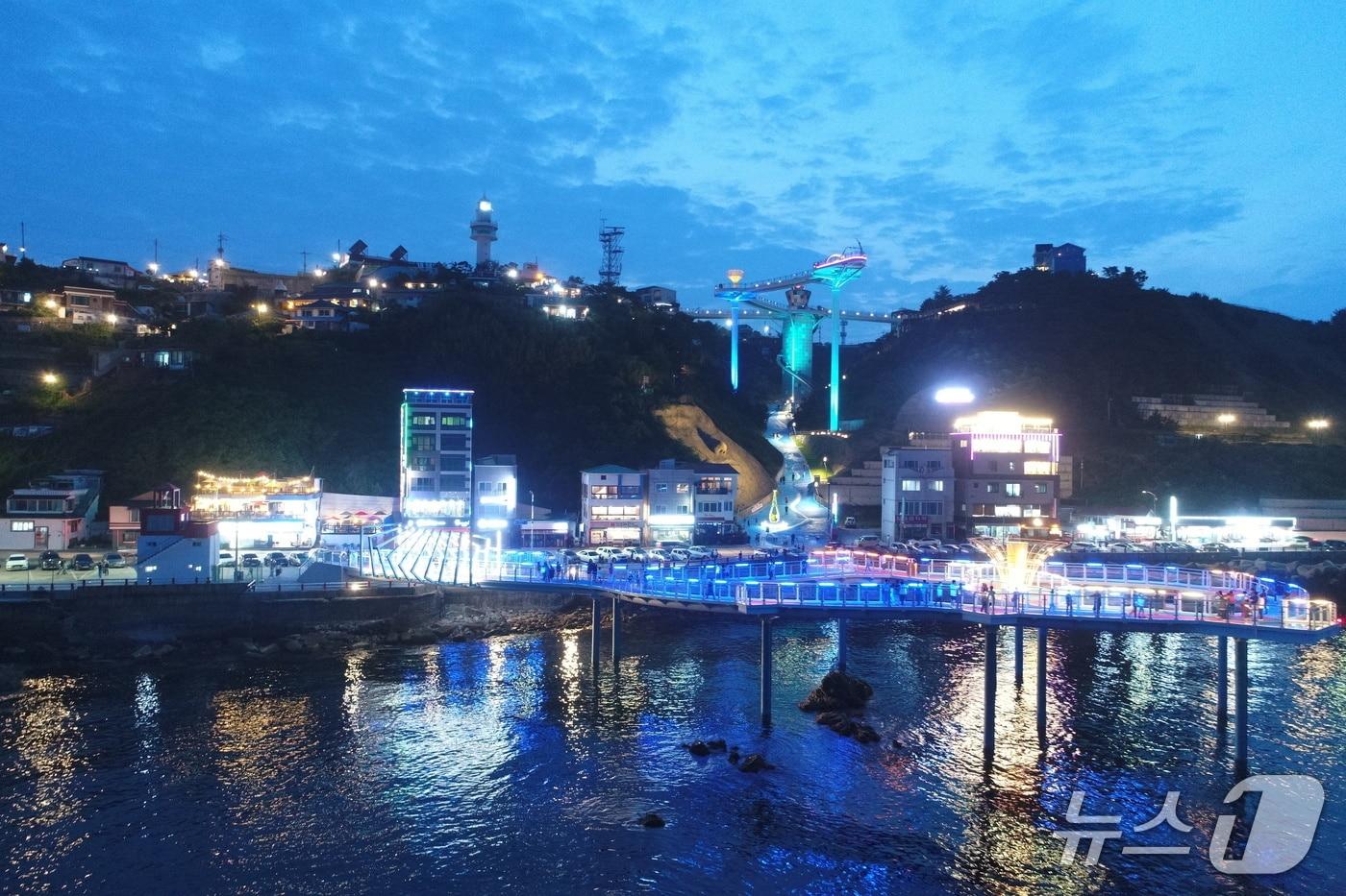 본문 이미지 - 강원 동해시 도째비골 스카이밸리(윗쪽)와 해랑전망대.(동해시 제공, 재판매 및 DB 금지)