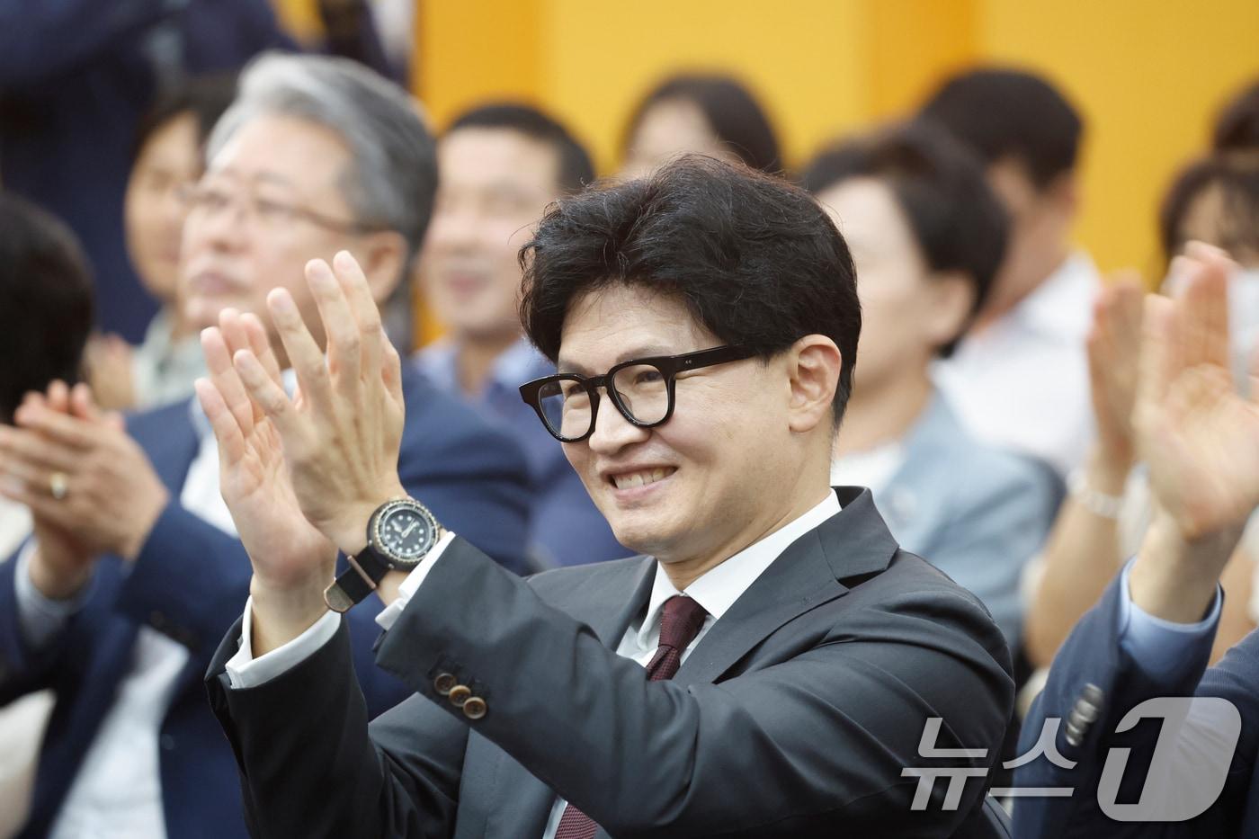 본문 이미지 - 한동훈 무소속 의원이 2일 전남광주통합특별시 서구 홀리데이인 호텔에서 열린 김화진 국민의힘 전남광주통합특별시당 위원장 취임식에 참석해 환하게 박수를 치고 있다. 2026.9.2 ⓒ 뉴스1 김태성 기자