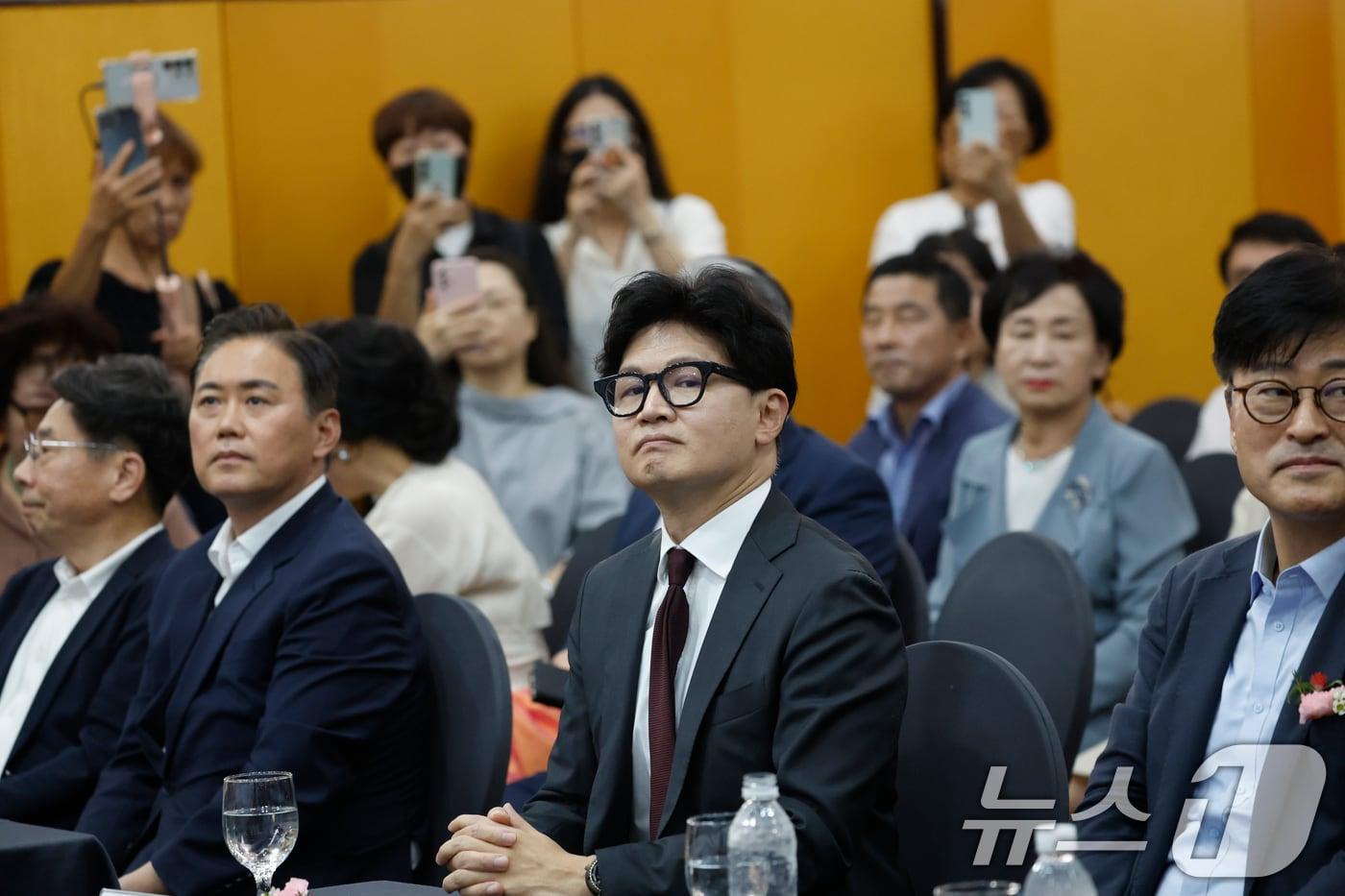본문 이미지 - 한동훈 무소속 의원이 2일 전남광주통합특별시 서구 홀리데이인 호텔에서 열린 김화진 국민의힘 전남광주통합특별시당 위원장 취임식에 참석해 자리하고 있다. 2026.9.2 ⓒ 뉴스1 김태성 기자