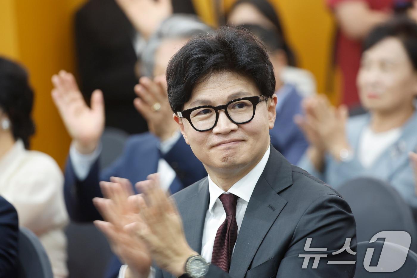 본문 이미지 - 한동훈 무소속 의원이 2일 전남광주통합특별시 서구 홀리데이인 호텔에서 열린 김화진 국민의힘 전남광주통합특별시당 위원장 취임식에 참석해 박수를 치고 있다. 2026.9.2 ⓒ 뉴스1 김태성 기자
