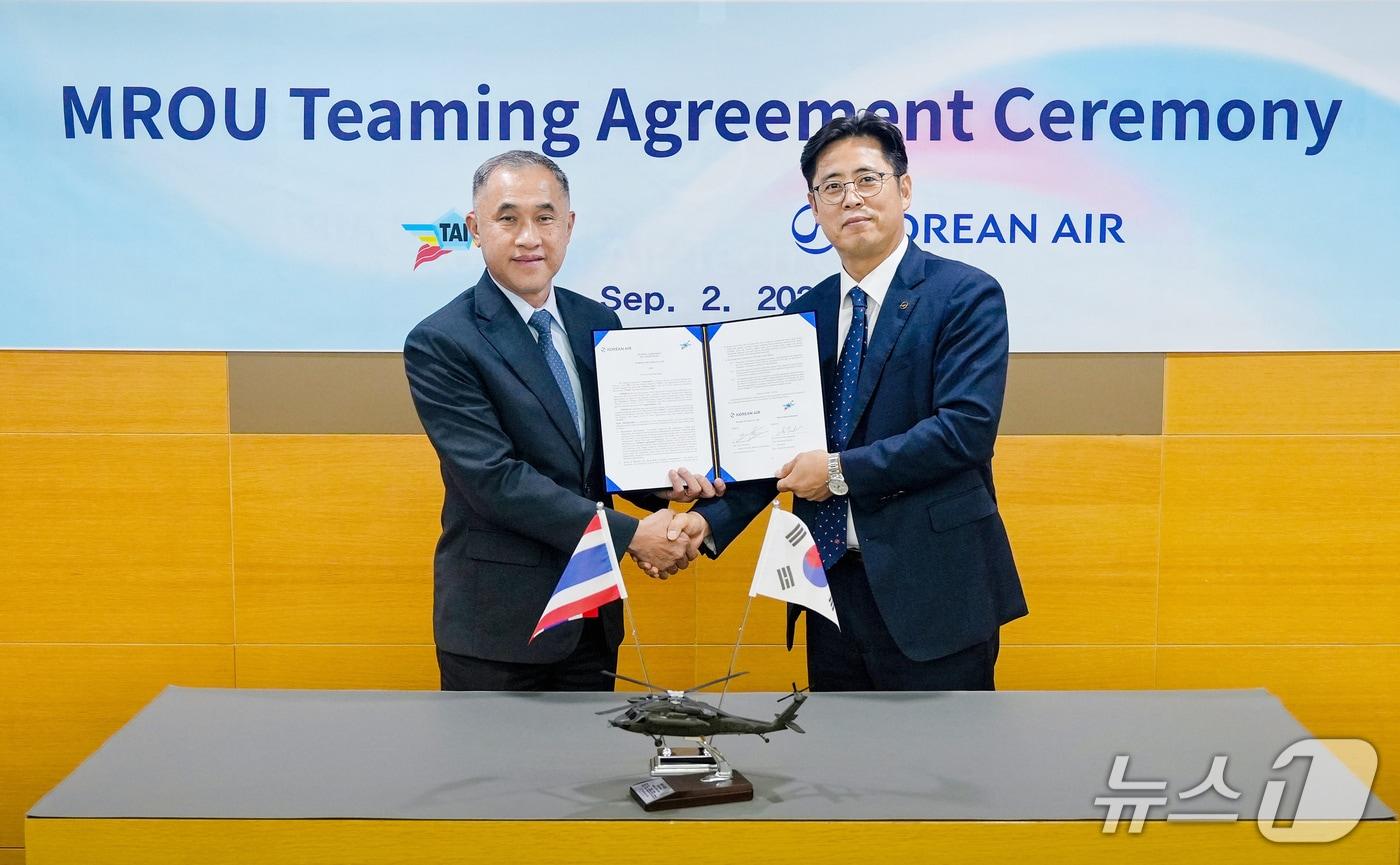 본문 이미지 - 대한항공이 태국 국영 항공 정비 전문 기업 TAI(Thai Aviation Industries)와 손잡고 동남아 항공 정비(MRO) 시장 진출을 본격화한다.사진은 서명식에 참석한 조현철 대한항공 군용기사업부 부서장(오른쪽), 피분 워라완쁘리차 TAI 대표(왼쪽)가 기념사진을 촬영하는 모습. (대한항공 제공)