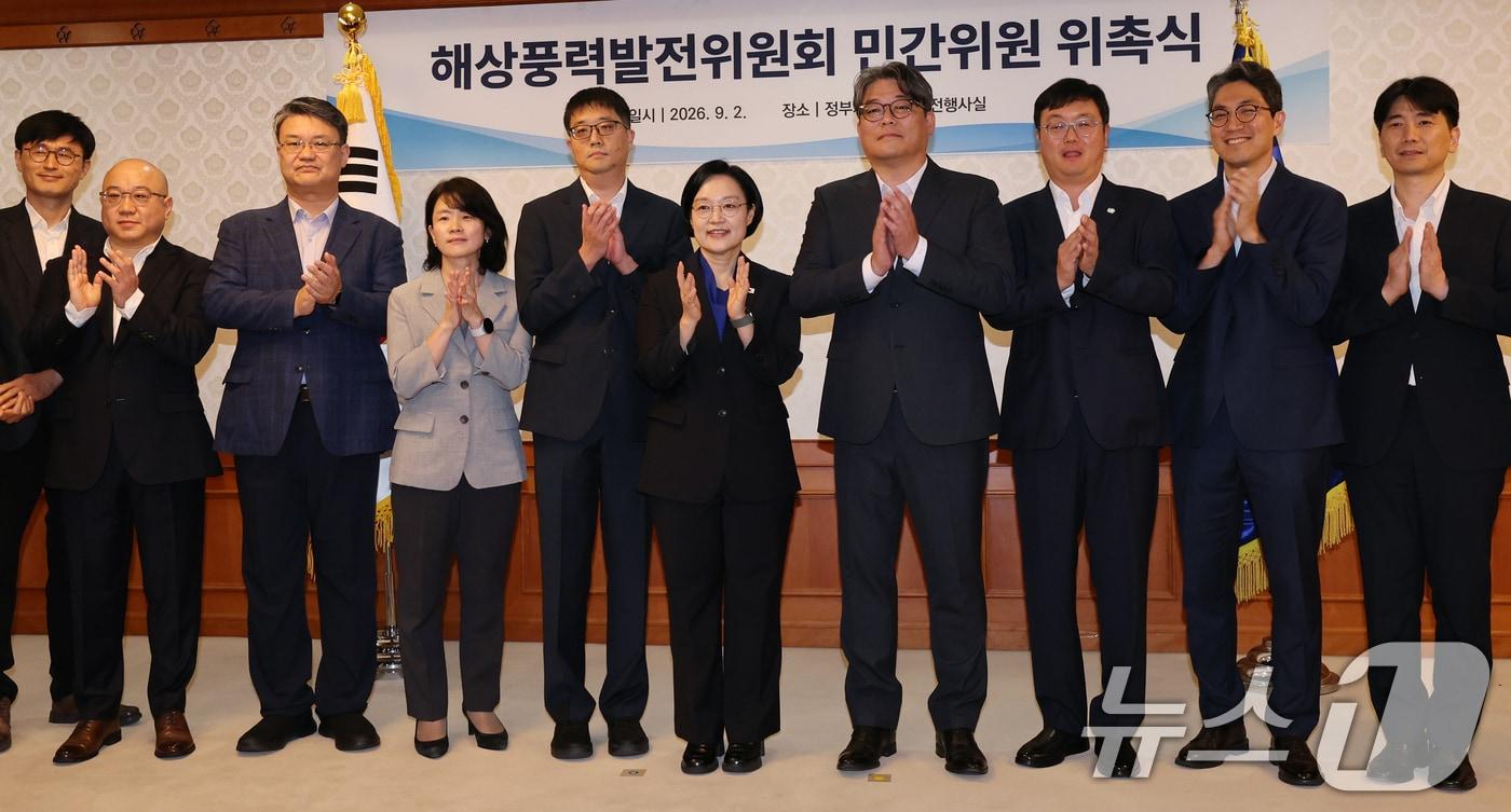 본문 이미지 - 한성숙 국무총리가 2일 서울 종로구 정부서울청사에서 열린 해상풍력발전위원회 위촉식에서 민간위원들과 기념촬영하고 있다. 2026.9.2 ⓒ 뉴스1 이종덕 기자