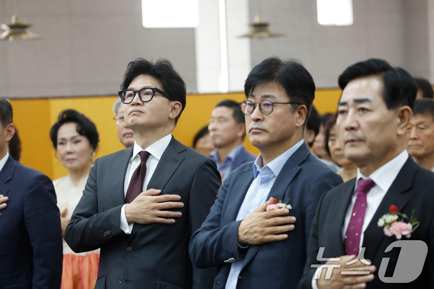 본문 이미지 - 한동훈 무소속 의원과 김종혁 국민의힘 경기고양시병 당협위원장이 2일 전남광주통합특별시 서구 홀리데이인 호텔에서 열린 김화진 국민의힘 전남광주통합특별시당 위원장(사진 왼쪽부터) 취임식에 참석해 국민의례를 하고 있다. 2026.9.2 ⓒ 뉴스1 김태성 기자