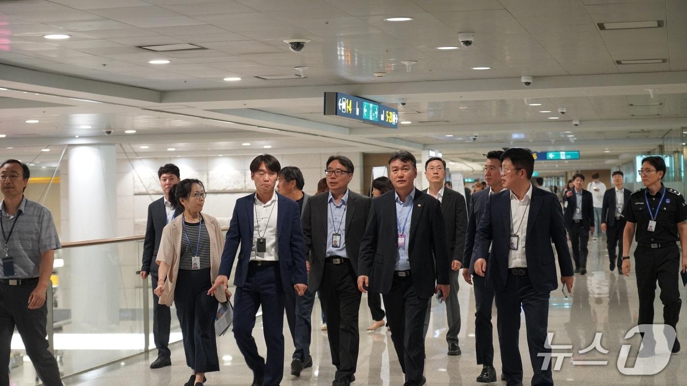 본문 이미지 - 이종욱 관세청장(오른쪽 두 번째)이 2일 인천공항 제1터미널을 방문하여 마약밀수 차단을 위한 국경감시단속체계를 점검하고 있다.(관세청 제공.재판매 및 DB금지)/뉴스1