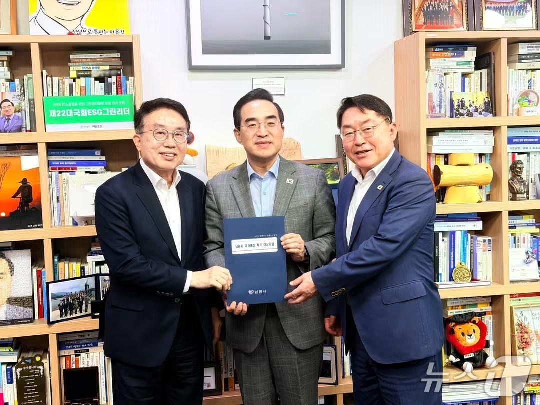본문 이미지 - 지난 7월 31일 양충모 전북 남원시장이 지역구 박희승 국회의원과 함께 박홍근 기획예산처 장관을 만나 남원 주요 사업들에 대한 적극적인 지원을 요청하고 기념 촬영을 하고 있다.(남원시 제공. 재판매 및 DB금지)/뉴스1  