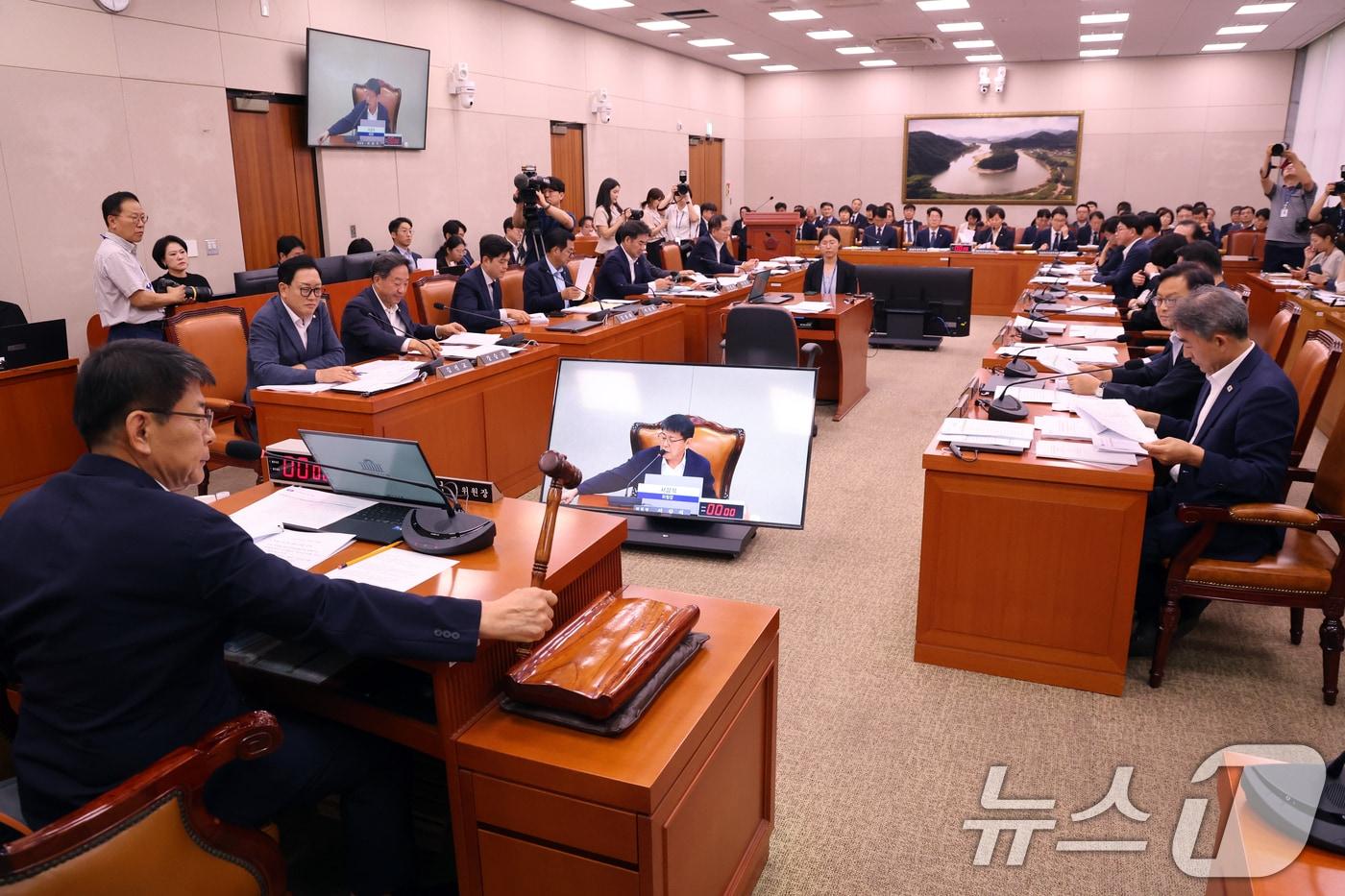 본문 이미지 - 서삼석 농해수위 위원장이 지난 2일 오후 서울 여의도 국회에서 열린 농림축산식품해양수산위원회 전체회의에서 의사봉을 두드리고 있다. 2026.9.2 ⓒ 뉴스1 황기선 기자