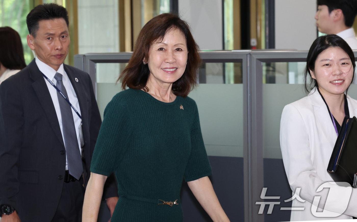 본문 이미지 - 미셸 스틸 주한 미국 대사가 2일 서울 종로구 정부서울청사 외교부를 방문하며 활짝 웃고 있다.이날 미셸 스틸 대사는 정연두 외교전략정보본부장과 면담했다. 2026.9.2 ⓒ 뉴스1 이종덕 기자