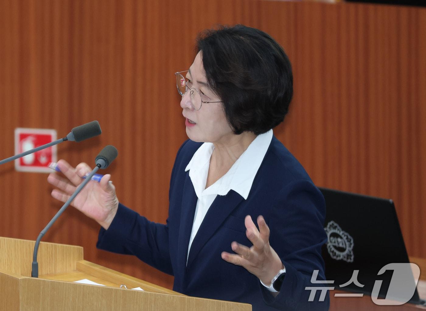 본문 이미지 - 추미애 경기도지사가 2일 경기 수원시 영통구 경기도의회 본회의장에서 열린 '제393회 임시회 제2차 본회의'에서 임기 첫 대집행부 질문에 답하고 있다. ⓒ 뉴스1 김영운 기자