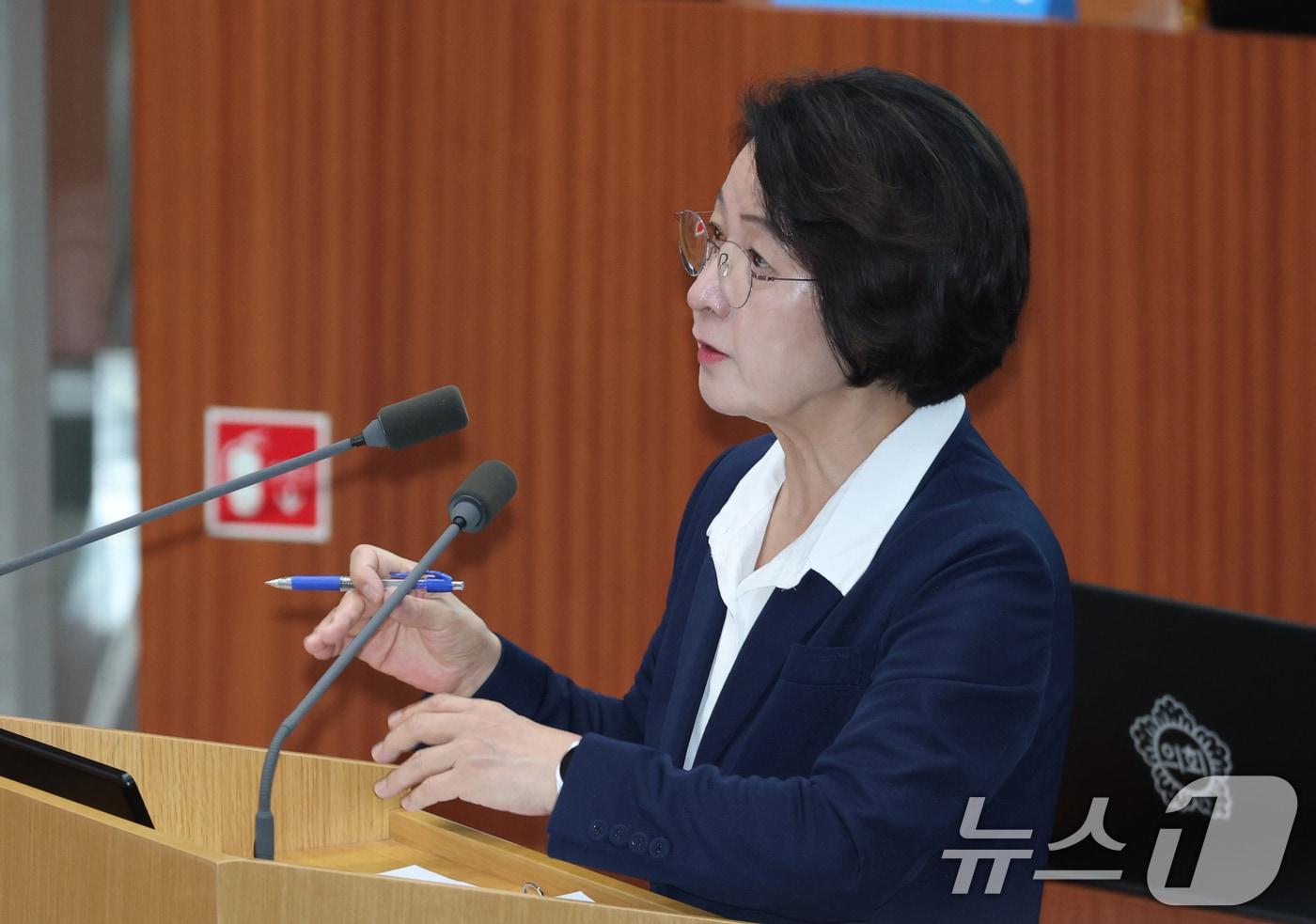 본문 이미지 - 추미애 경기도지사의 ‘재정 비상’ 선언 이후 갈등이 커지면서 구체적인 출구전략 수립이 필요하다는 지적이 나온다. 사진은 추미애 지사가 지난 2일 경기 수원시 영통구 경기도의회 본회의장에서 열린 '제393회 임시회 제2차 본회의'에서 임기 첫 대집행부 질문에 답하고 있는 모습. 2026.9.2 ⓒ 뉴스1 김영운 기자