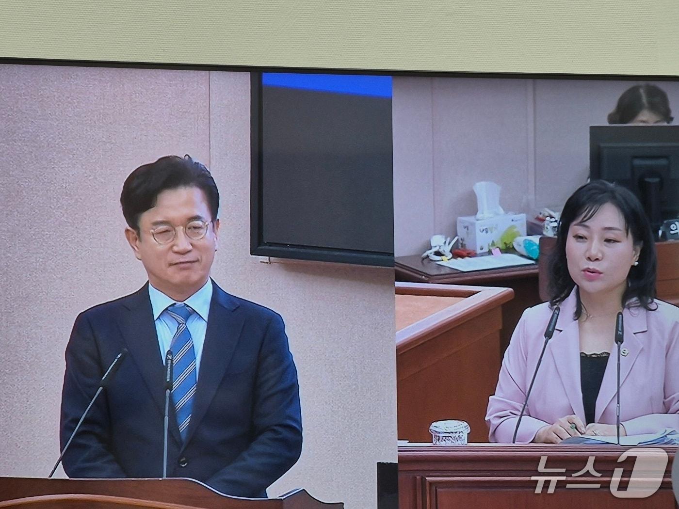 본문 이미지 - 허태정 시장(왼쪽)이 김민숙 대전시의원의 시정 질의에 답변하고 있다. (박종명 기자) / 뉴스1