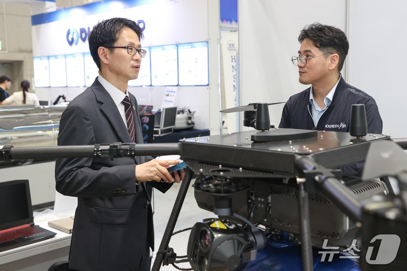본문 이미지 - 백승보 조달청장은 2일 김대중컨벤션센터에서 열린 '2026 전남광주미래산업박람회'를 찾아 혁신제품의 기술과 공공성을 점검했다. (조달청 제공.재판매 및 DB금지)/뉴스1