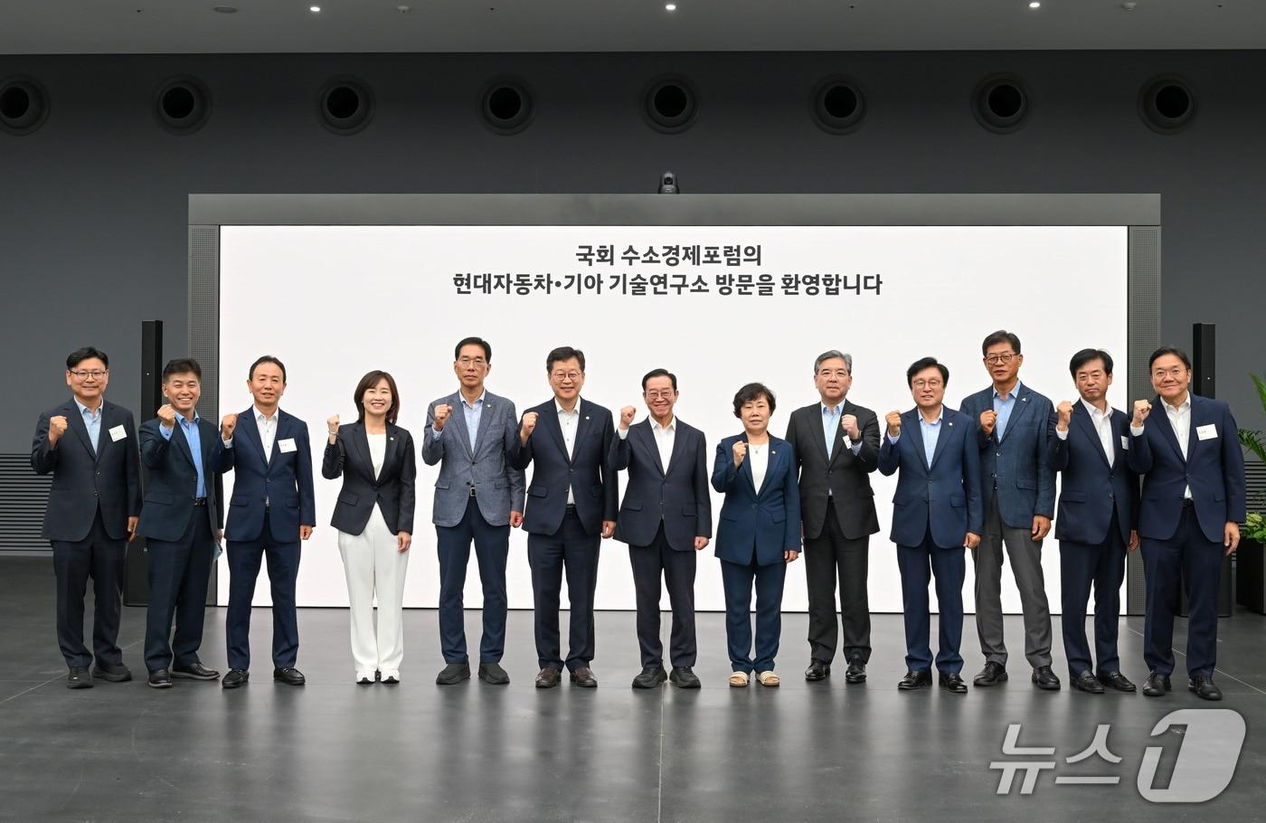 본문 이미지 - 2일 국회수소경제포럼 소속 국회의원들이 현대자동차-기아 남양기술연구소를 방문하고 기념촬영을 하고 있다.(한국수소연합 제공)