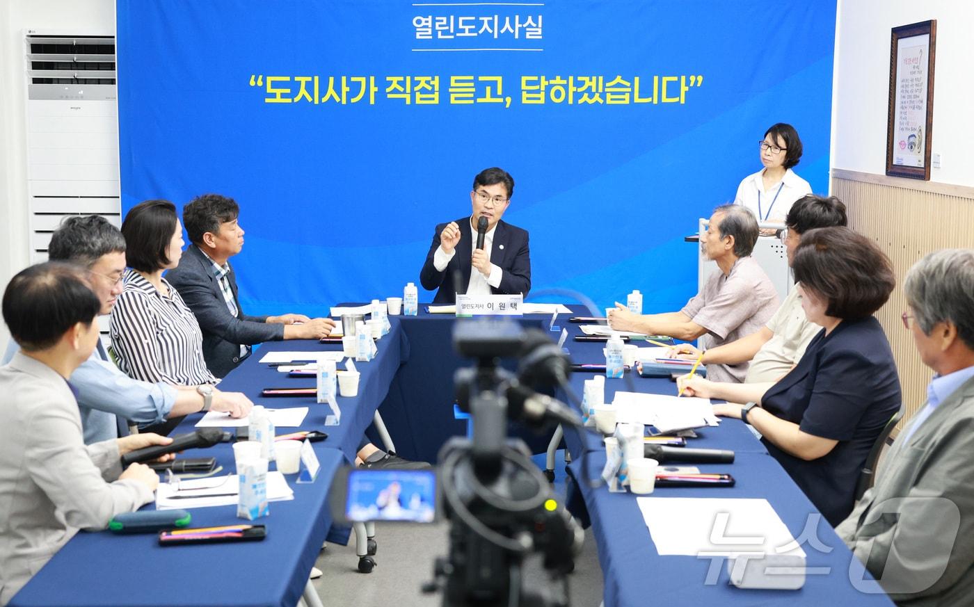 본문 이미지 - 이원택 전북특별자치도지사가 2일 전북 전주시 전북도청 1층에 새롭게 마련된 열린 도지사실에서 사전신청으로 선정된 도민들과 다양한 제안과 건의사항을 듣고 해결 방안을 논의하고 있다. (전북특별자치도 제공. 재판매 및 DB 금지) 2026.9.2 ⓒ 뉴스1