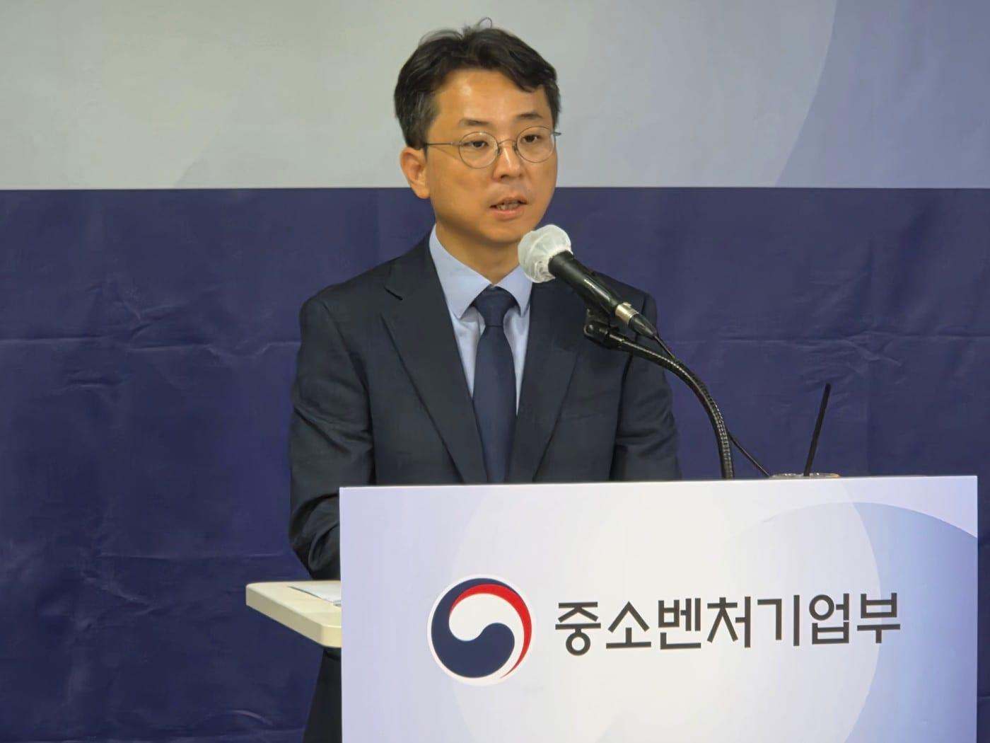 본문 이미지 - 심재윤 글로벌성장정책관이 2일  오후서울 영등포구 여의도 중기중앙회에서 '중소기업 수출 4대 혁신 전략' 브리핑을 진행하고 있다. (중소벤처기업부 제공)