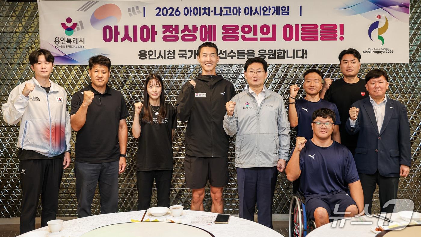 본문 이미지 - 이상일 용인특례시장(가운데)이 2일 아시안게임에 출전하는 시 소속 국가대표 선수들과 기념촬영을 하고 있다.(용인시 제공)
