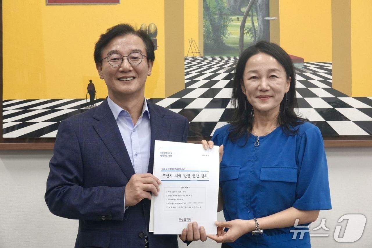 본문 이미지 - 전재수 부산시장과 이재정 국회 문화체육관광위원장이 2일 국회에서 부산의 주요 현안에 대한 협력 방안을 논의한 뒤 기념사진을 찍고 있다.(부산시 제공. 재판매 및 DB금지)/뉴스1