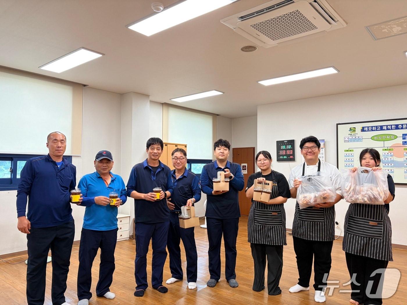 본문 이미지 - 강릉정보공업고 조리제빵과 학생들이 '아이스 커피' 재능기부를 했다.(학교 측 제공, 재판매 및 DB 금지) 2026.9.2/뉴스1