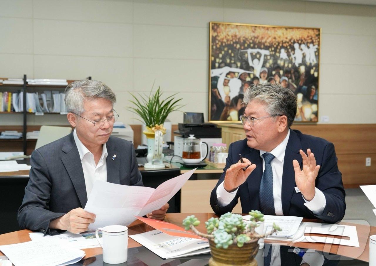 본문 이미지 - 장세일 전남광주 영광군수가 2일 민형배 전남광주특별시장을 만나 서부권 반도체 소부장 단지 조성을 제안하고 있다.(영광군 제공. 재배포 및 DB 금지)