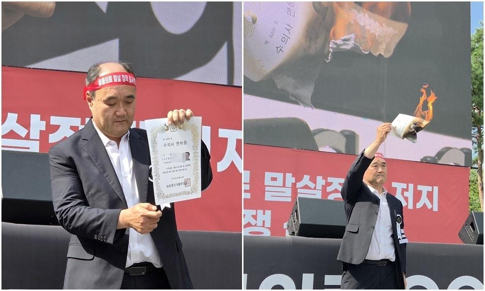 본문 이미지 - 우연철 대한수의사회 회장이 2일 서울 여의도 국회 앞에서 열린 '동물의료 말살 정책 저지 투쟁 선포식'에서 면허증 반납 퍼포먼스를 하고 있다. ⓒ 뉴스1 한송아 기자