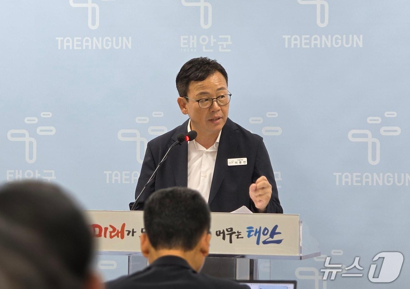 본문 이미지 - 2일 군청 브리핑룸에서 기자회견을 열고 한국개발연구원(KDI)의 예타 결과와 향후 대응 방안을 설명하는 이종연 태안군 건설과장ⓒ 뉴스1 김태완 기자