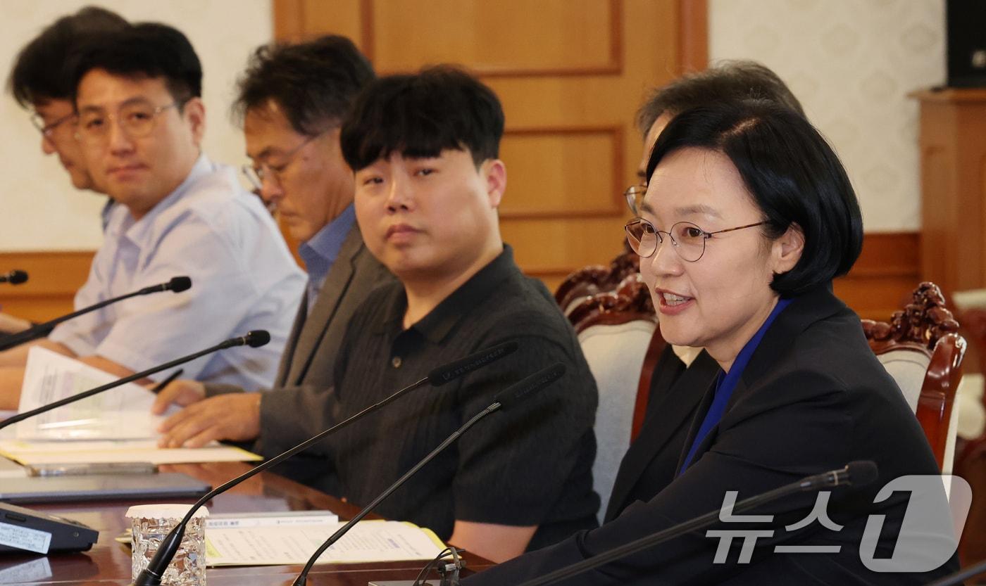 본문 이미지 - 한성숙 국무총리가 2일 서울 종로구 정부서울청사에 AI행정혁신 우수 공직자 간담회에서 모두 발언 하고 있다. 2026.9.2 ⓒ 뉴스1 이종덕 기자
