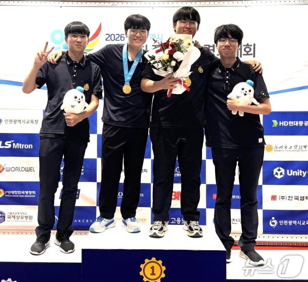 본문 이미지 - 제61회 전국기능경기대회에 참가해 금메달과 장려상을 수상한 김제 덕암정보고 학생들.(전북교육청 제공, 재판매 및 DB 금지)