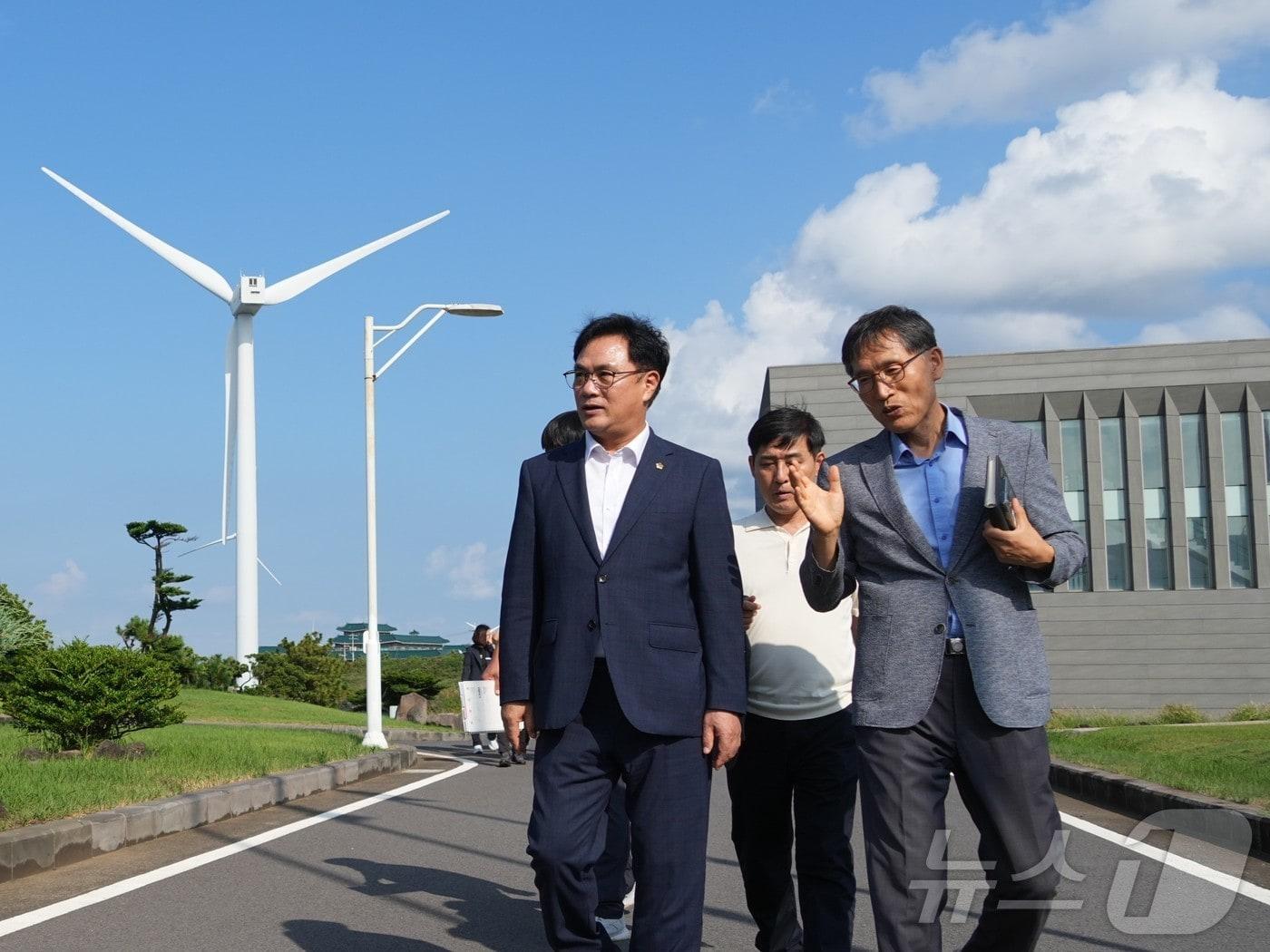 본문 이미지 - 송형곤 전남광주통합특별시의회 의장이 2일 제주 소재 한국에너지기술연구원 제주글로벌신재생에너지연구센터를 찾아 풍력발전 현장을 시찰하고 있다.(전남광주특별시의회 제공. 재배포 및 DB 금지)