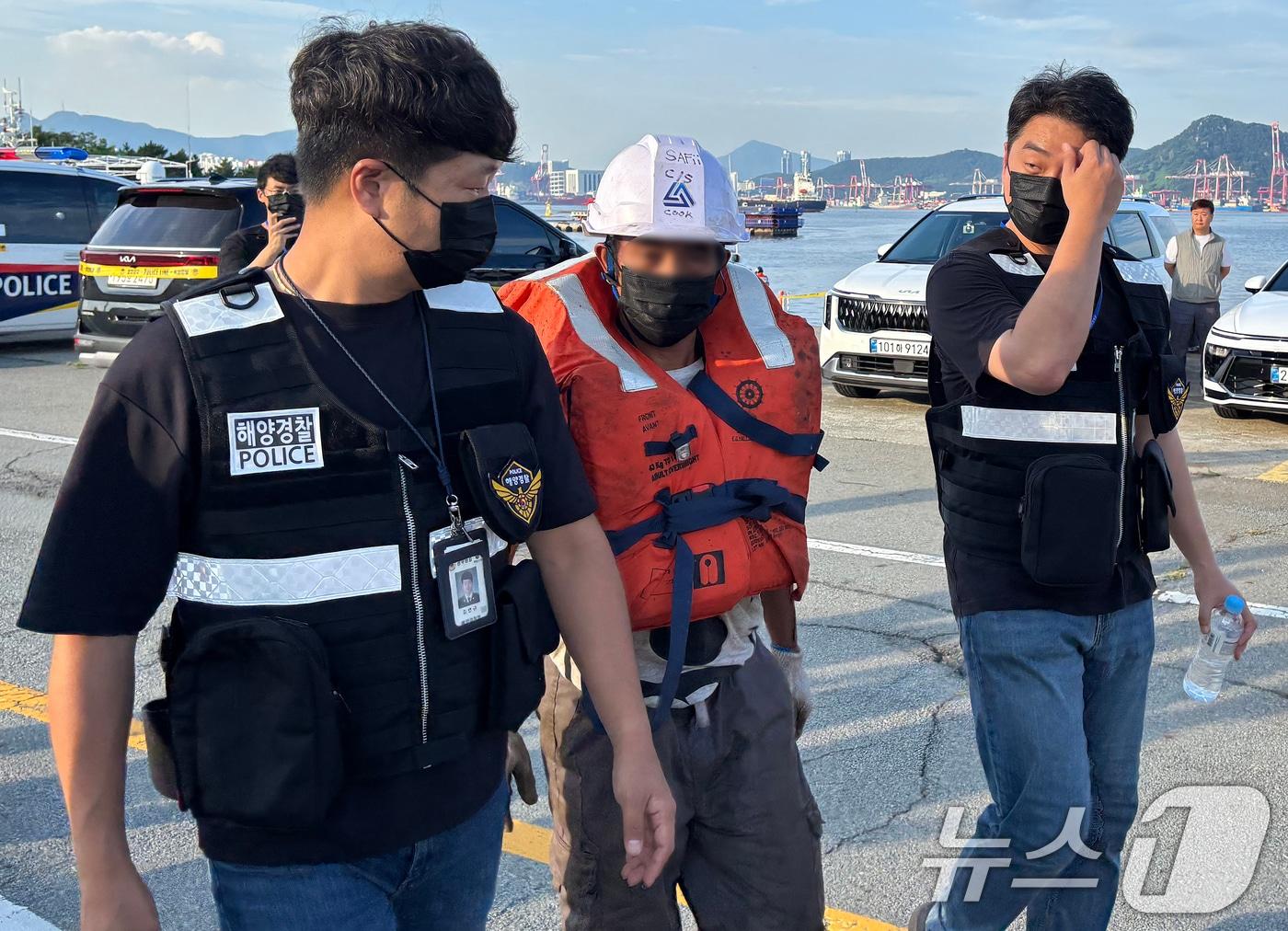 본문 이미지 - 2일 오후 부산 오륙도 남동방 약 9㎞ 해상에서 8명이 탑승한 286톤급 견인용 예선 티엔에스캐처 호가 전복된 가운데 상선에 의해 구조된 인도네시아 국적 선원이 부산해양경찰서로 이동하고 있다. 이 사고로 1명이 사망하고 1명이 구조됐다. 해경은 실종된 승선원 6명을 수색 중이다. 2026.9.2 ⓒ 뉴스1 홍윤 기자