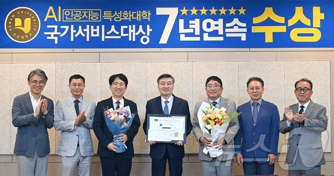 본문 이미지 - 박상철 호남대 총장이 7년 연속 AI특성화대학 국가서비스대상 수상을 축하하며 기념촬영을 하고 있다.(호남대 제공. 재배포 및 DB 금지)