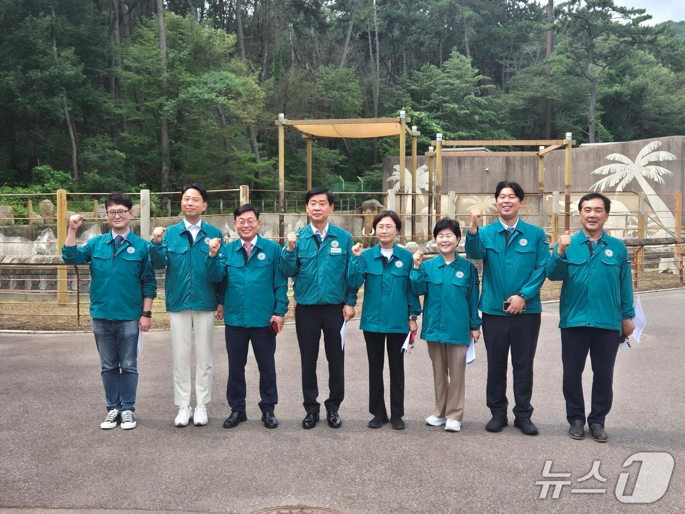 본문 이미지 - 부산시의회 해양도시안전위원회가 어린이대공원 내 공립동물원을 방문한 후 기념사진을 찍고 있다.(부산시의회 제공. 재판매 및 DB금지)