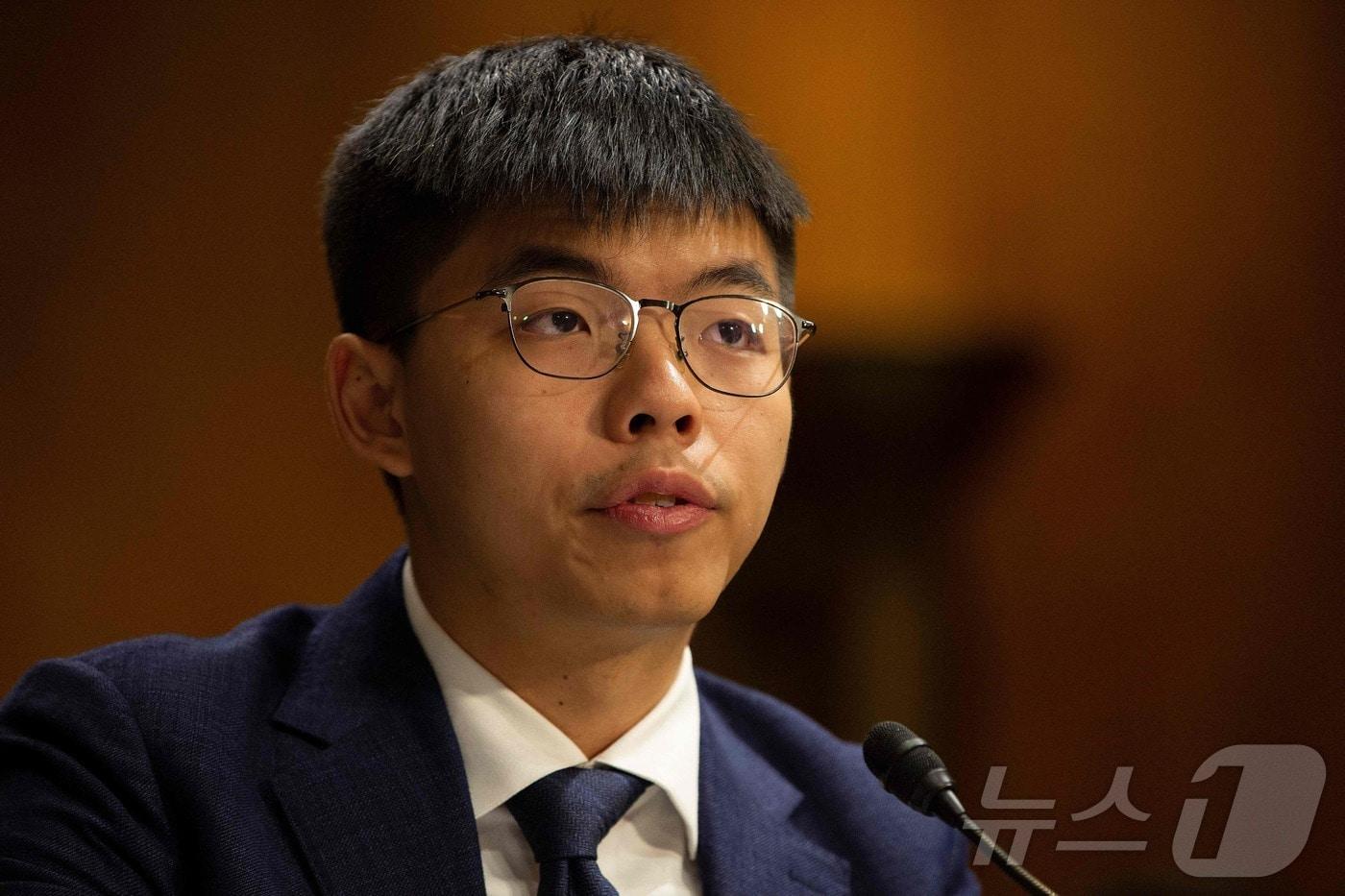 본문 이미지 - 홍콩 민주화 운동가 조슈아 웡이 2019년 9월 17일 미국 워싱턴DC 의회 의사당 내 더크슨 상원 의원회관에서 열린 미 의회·행정부 중국위원회(CECC) 청문회에서 발언하고 있다..ⓒ AFP=뉴스1