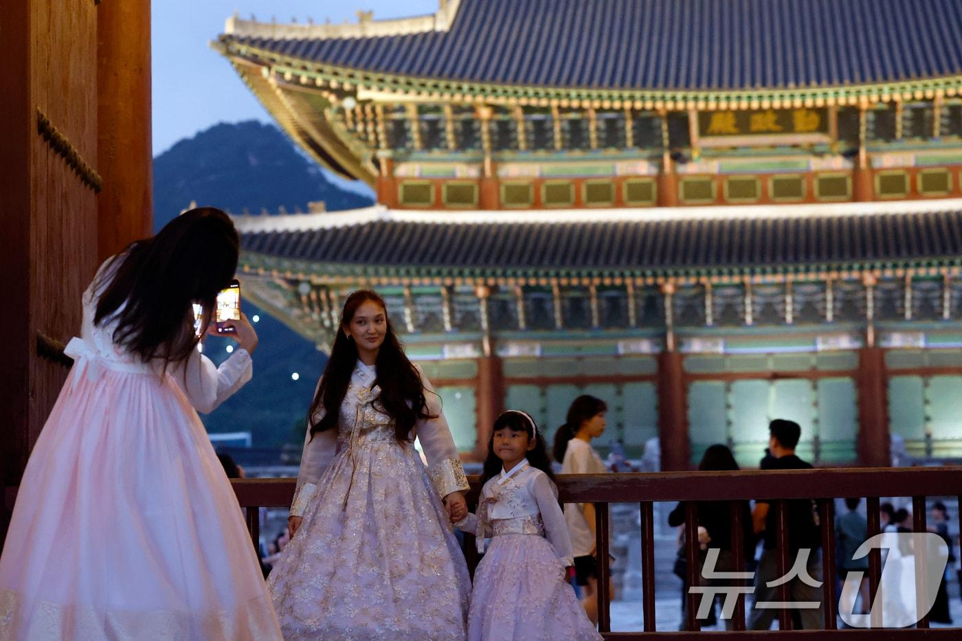 본문 이미지 - 2026년 하반기 경복궁 야간 개장 첫날인 2일 저녁 서울시 종로구 경복궁을 찾은 외국인 관람객들이 기념 사진을 찍고 있다. 2026.9.2 ⓒ 뉴스1 박정호 기자