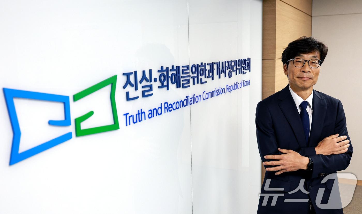 본문 이미지 - 송상교 3기 진실·화해를위한과거사정리위원회 위원장이 2일 서울 중구 진실·화해를위한과거사정리위원회에서 뉴스1과 인터뷰를 하고 있다. ⓒ 뉴스1 이호윤 기자