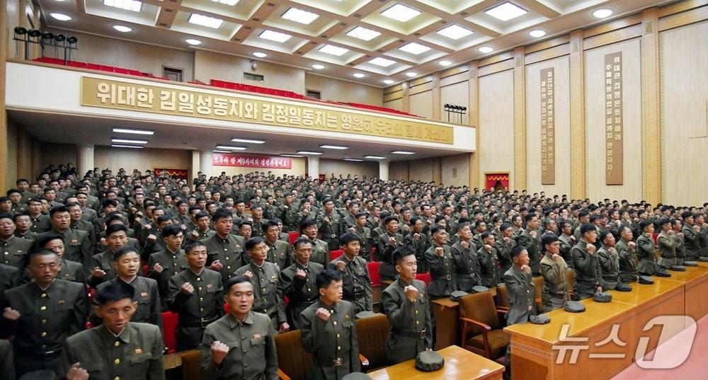 본문 이미지 - (평양 노동신문=뉴스1) = 북한 노동당 기관지 노동신문은 20일 "당중앙위원회 제9기 제2차 전원회의 결정을 받들고 석탄공업부문에 대한 전사회적인 관심과 지원 열의가 더욱 고조되는 속에 수도의 간부들과 당원들과 근로자들이 자립경제발전의 전초기지로 애국의 보무를 힘차게 내짚었다＂고 보도했다. [국내에서만 사용가능. 재배포 금지. DB 금지. For Use Only in the Republic of Korea. Redistribution Prohibited] rodongphoto@news1.kr