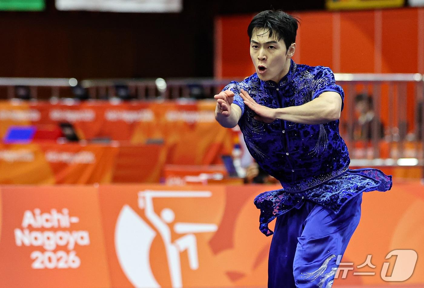 본문 이미지 - 대한민국 이용현이 20일 일본 나고야 아이치현 무도관 열린 2026 아이치·나고야 아시안게임 우슈 투로 장권 결승전에서 경기를 펼치고 있다. 2026.9.20 ⓒ 뉴스1 김도우 기자